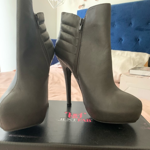 NWT Grey Patent Leather Platform Pumps - Picture 3 of 5